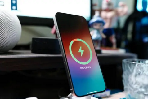 肃北苹果15换屏服务分享用什么充电器给iPhone15充电更好 